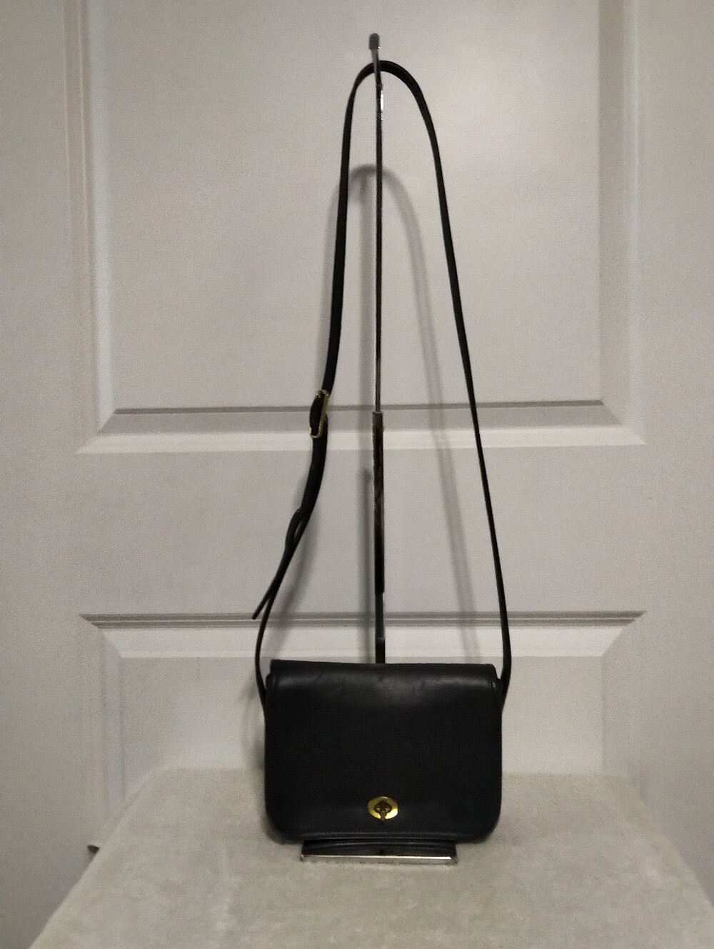 Vintage Laura USA Leather Turn-Lock Crossbody Bag